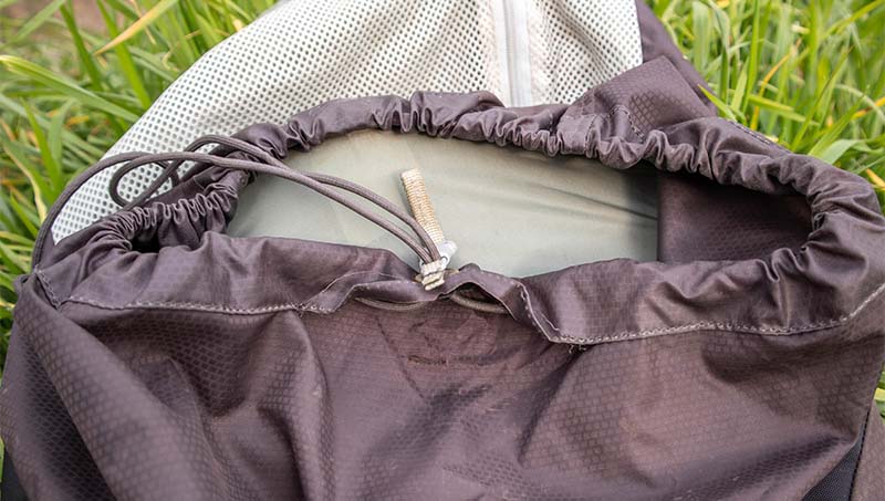 Showing the losse stitching of the drawstring of the main compartment on my osprey Talon 44 backpack
