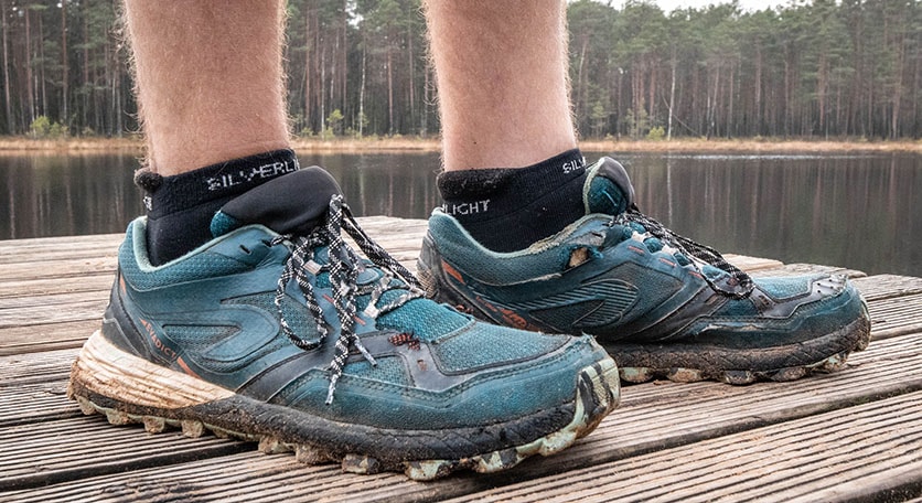 Showing the silverlight ankle short socks together with trail runners